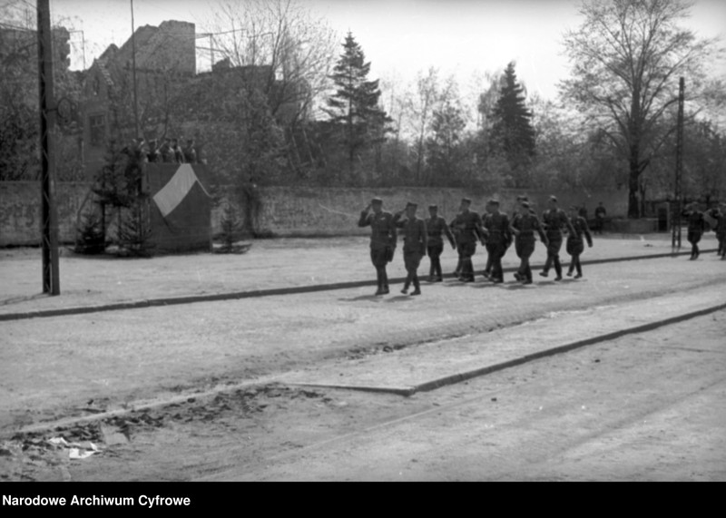 Obraz 5 z kolekcji "Defilada 9 maja 1945 batalion fizylierów 1 BPanc. Al. Hallera, Gdańsk111"