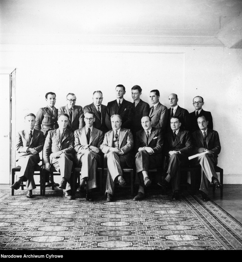 image.from.unit.number "Minister Stanisław Kot w otoczeniu pracowników ministerstwa spraw wewnętrznych"