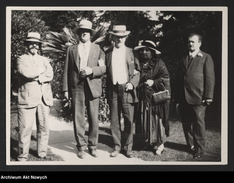 image.from.unit.number "I. J. Paderewski i H. Paderewska w otoczeniu przyjaciół i znajomych. Fotografie; brak fot. nr 6-7,9,11"