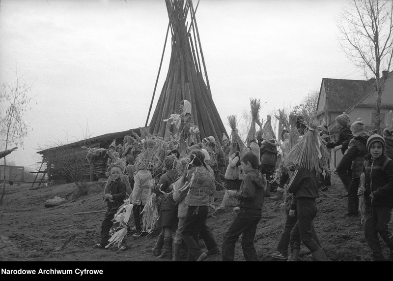 Obraz 16 z jednostki "Obrzęd topienia Marzanny w Dunajcu"