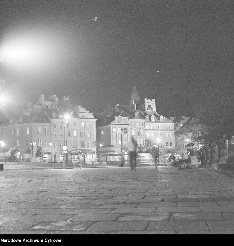 image.from.unit.number "Stare Miasto w Warszawie nocą"