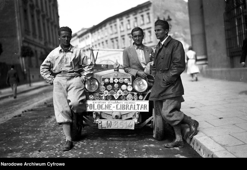 image.from.unit.number "Studenci lwowscy Janisław Kamieński, Janusz Walczak i Lesław Socha, którzy odbyli podróż na trasie Polska-Gibraltar"