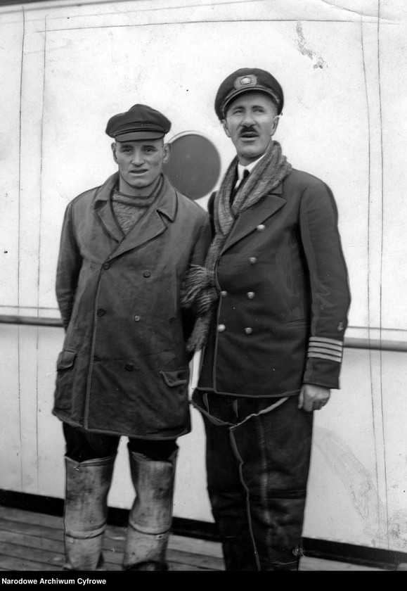 image.from.unit.number "Kapitan Eustazy Borkowski w towarzystwie szypra "Horst Wessel" Paula Olschewskiego na pokładzie s/s "Kościuszko""