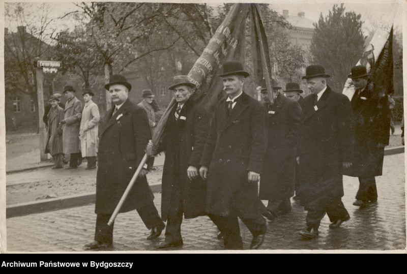 image.from.unit.number "Pochód rzemieślników ulicami centrum Bydgoszczy z okazji Zjazdu Rzemiosła Pomorskiego w dniu 30.10.1938 r. w Bydgoszczy - most i ulica Bernardyńska"