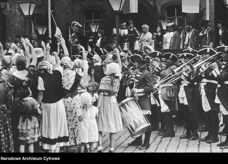 image.from.unit "Obchody Tygodnia Karkonoskiego na Rynku (obecnie plac Ratuszowy) w Jeleniej Górze"