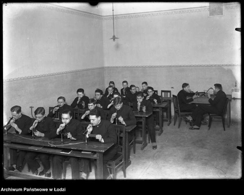 Obraz 2 z jednostki "[Uczniowie na lekcji fizyki]"