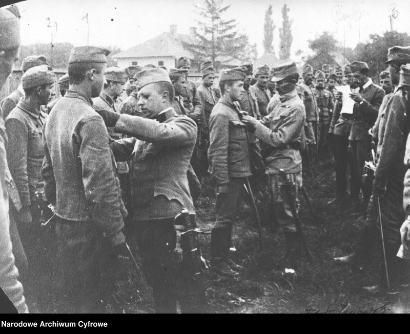 image.from.unit.number "Szarża ułanów II Brygady Legionów pod Rokitną podczas działań na froncie wschodnim - dekoracja żołnierzy po bitwie"