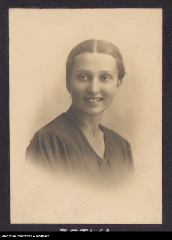 image.from.unit.number "Album z fotografiami podarowany przez uczennice Państwowego Gimnazjum Żeńskiego im. Królowej Jadwigi w Siedlcach wychowawczyni pani Janinie Milulskiej na zakończenie 8-klasowego gimnazjum w dniu 24.06.1934 r."