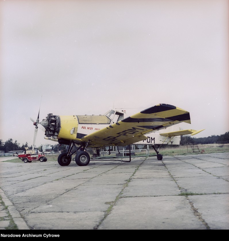 Obiekt Samolot PZL M21 Dromader Mini (SP-PDM) podczas tankowania. W tle wózek elektryczny "Melex". z jednostki Samoloty PZL M21 Dromader Mini