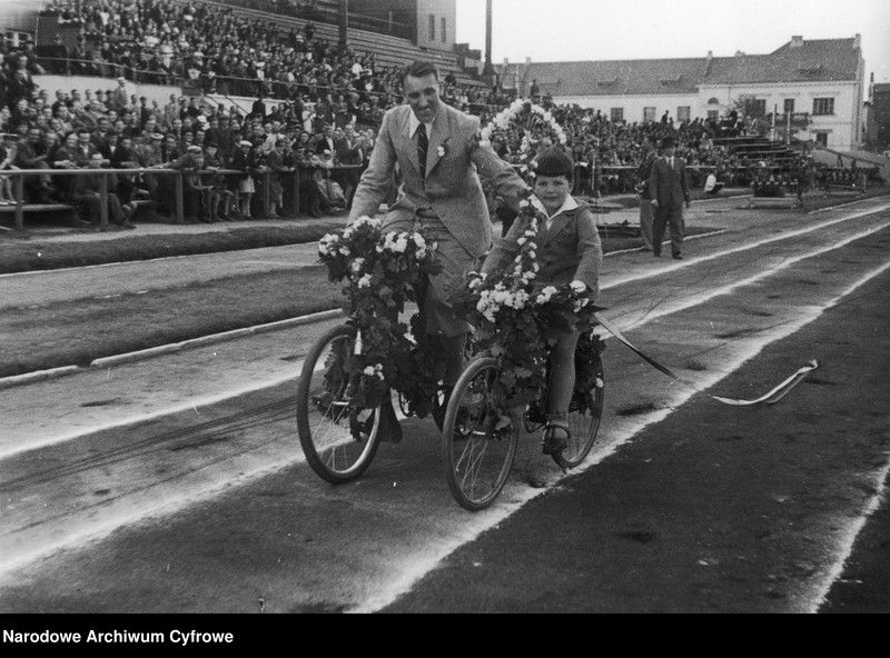 image.from.unit.number "Wielka rewia asów sportu zorganizowana przez Związek Dziennikarzy Sportowych na rzecz Funduszu Obrony Narodowej Zdzisław Nowak"