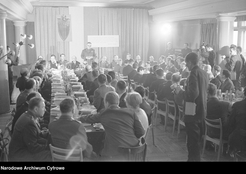 image.from.unit.number "Spotkanie kombatantów II wojny światowej - uczestników szturmu na Berlin - z kierownictwem Ministerstwa Obrony Narodowej w redakcji "Żołnierza Wolności" oraz w siedzibie Związku Bojowników o Wolność i Demokrację w Warszawie "