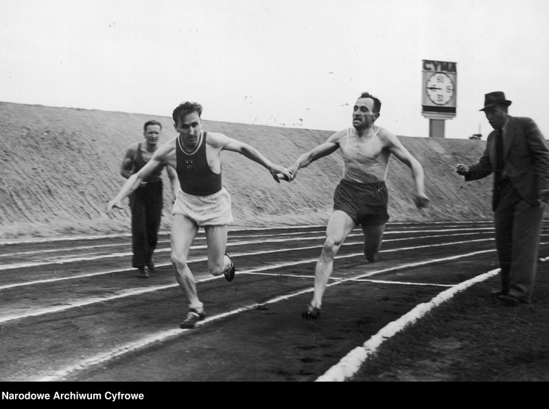 image.from.unit.number "Wielka rewia asów sportu zorganizowana przez Związek Dziennikarzy Sportowych na rzecz Funduszu Obrony Narodowej Zdzisław Nowak"