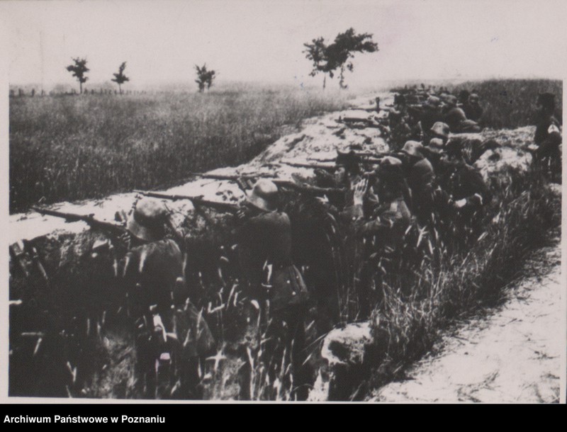 Obraz 3 z jednostki "Powstańcy wielkopolscy w okopach pod Zbąszyniem. Widoczne hełmy niemieckie. W tle sanitariusz."