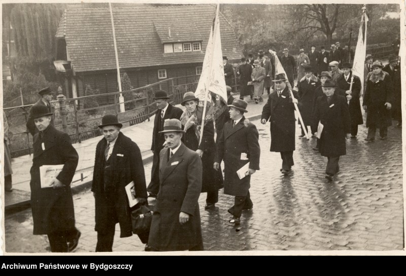 Obraz 1 z jednostki "Pochód rzemieślników ulicami centrum Bydgoszczy z okazji Zjazdu Rzemiosła Pomorskiego w dniu 30.10.1938 r. w Bydgoszczy - most i ulica Bernardyńska"