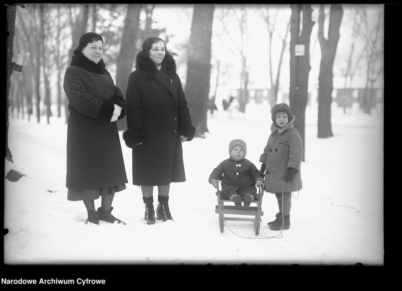 image.from.unit.number "Antoniakowa z matką i dziećmi - portret"