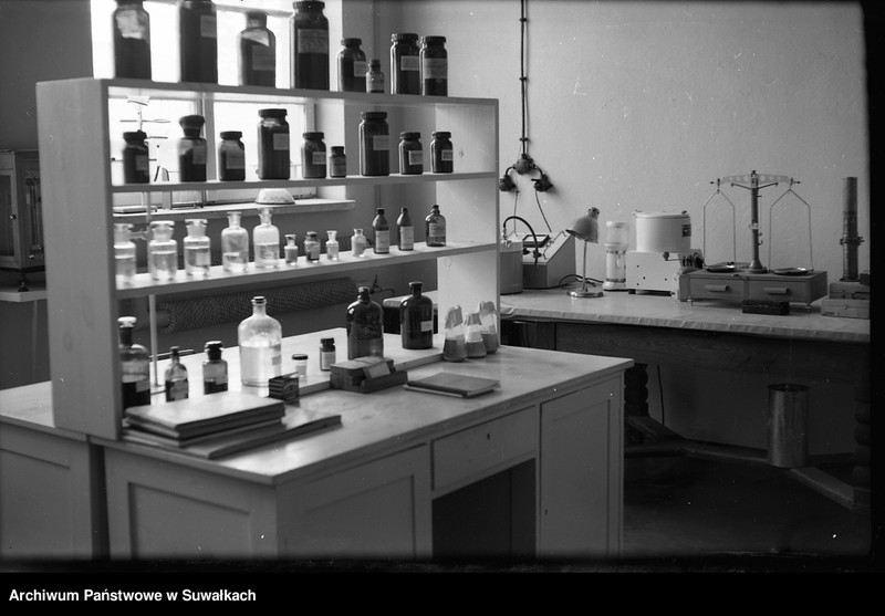image.from.unit.number "[Laboratorium ?] Białostockich Zakładów Piwowarskich Przedsiębiorstwa Państwowego Browaru w Suwałkach."