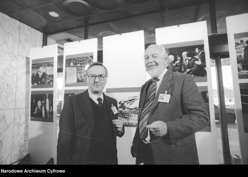 Obiekt Profesor Aleksander Krawczuk (z lewej) i profesor Hoimar von Ditfurth. z jednostki Kongres Intelektualistów w Obronie Pokojowej Przyszłości Świata w Hotelu Victoria w Warszawie