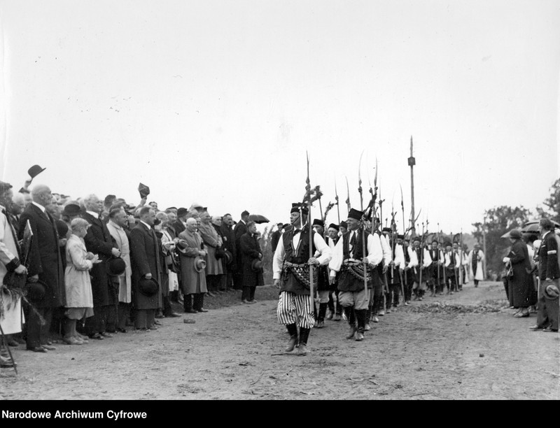 image.from.unit.number "Uroczystość ofiarowania premierowi Waleremu Sławkowi zagrody w Racławicach, województwo kieleckie"