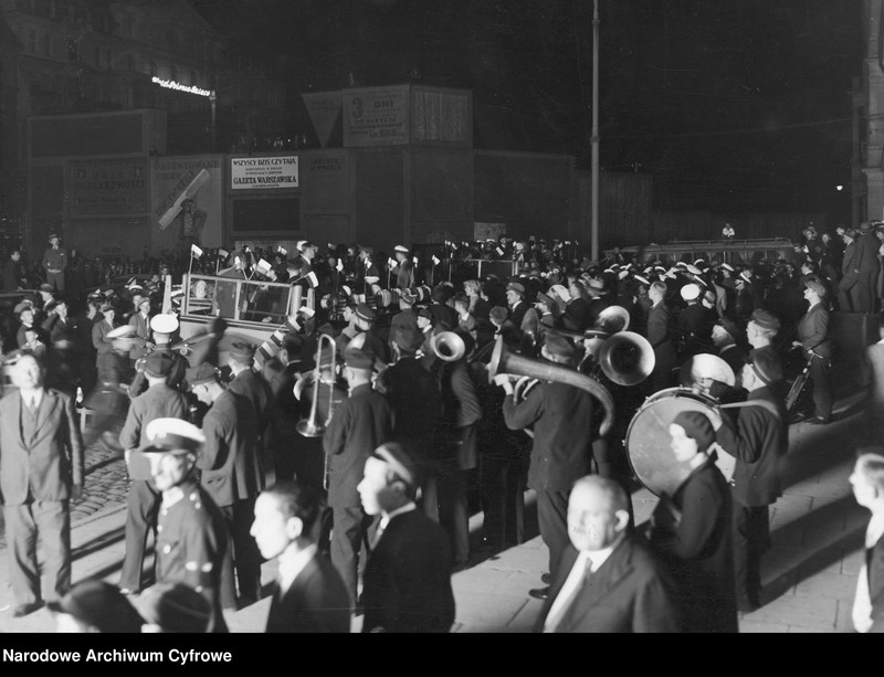 image.from.unit.number "Powitanie na Dworcu Głównym w Warszawie polskich olimpijczyków powracających z Letnich Igrzysk Olimpijskich w Los Angeles"