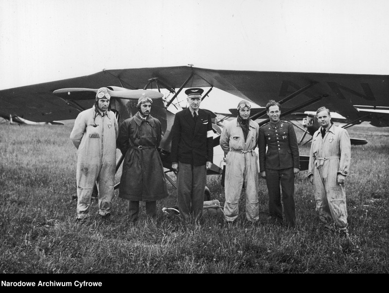 image.from.unit.number "Lot południowo-zachodniej Polski - lotnicy na lotnisku krakowskim"