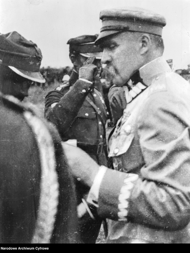 Obraz 6 z jednostki "Dekoracja oficerów 30 Dywizji Piechoty, weteranów byłej Brygady Syberyjskiej w drugą rocznicę powrotu do Polski"