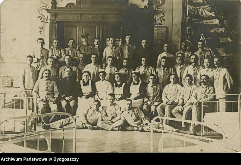 image.from.unit.number "Sanatorium w Smukale - fotografia zbiorowa personelu medycznego i pacjentów"