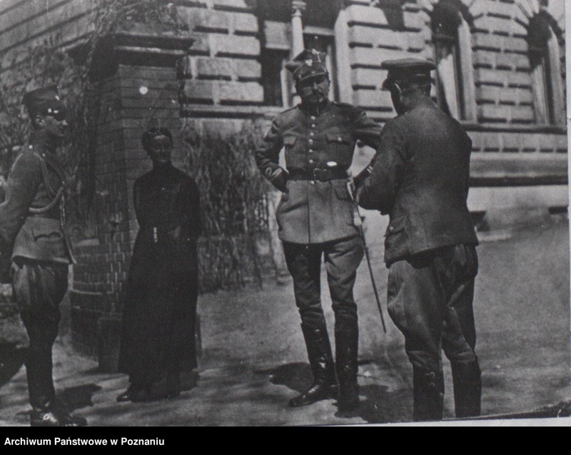 Obraz 13 z jednostki "Generał Józef Dowbór - Muśnicki podczas zaprzysiężenia Straży Ludowej na Placu Wolności w Poznaniu."