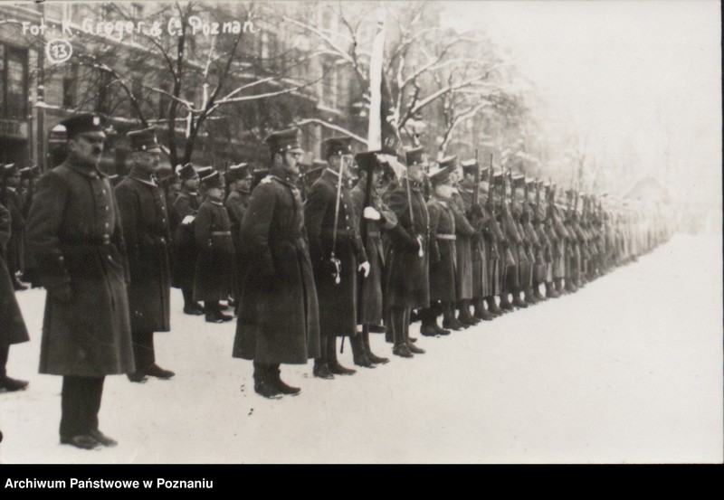 Obraz 3 z jednostki "1 pułk Strzelców /powstańczy/ w Poznaniu na Placu Wolności w czasie przeglądu i defilady."
