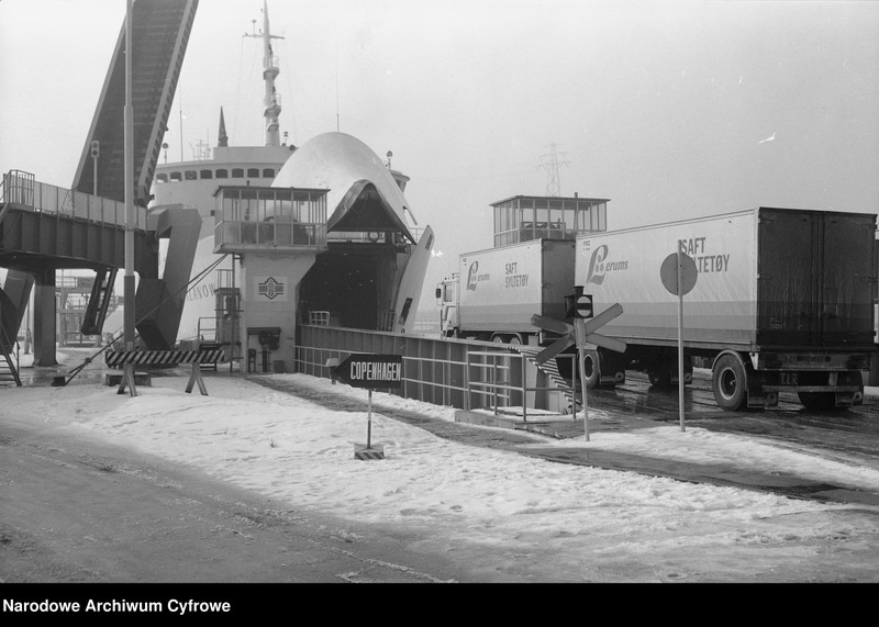 image.from.unit.number "Prom MF "Wilanów" podczas załadunku w porcie w Świnoujściu"