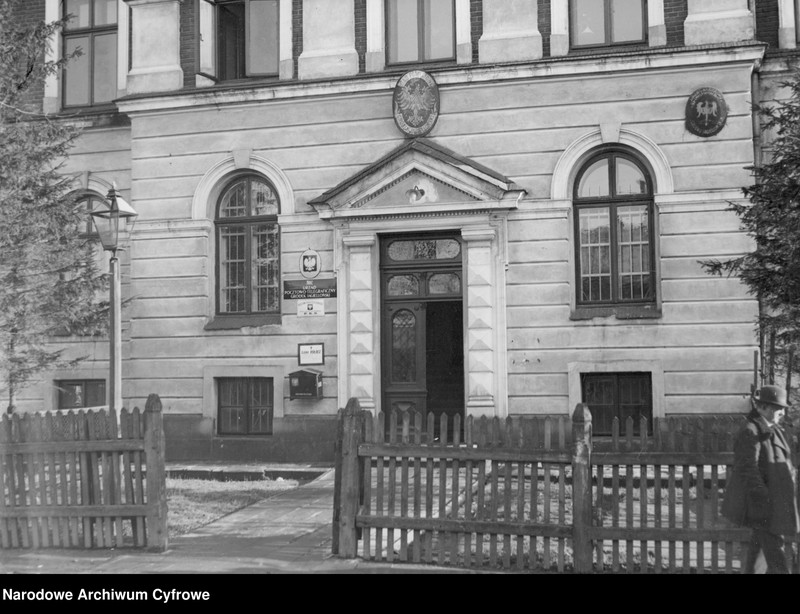 Obraz 1 z jednostki "Urząd pocztowy w Gródku Jagiellońskim po napadzie bojówki Organizacji Ukraińskich Nacjonalistów"