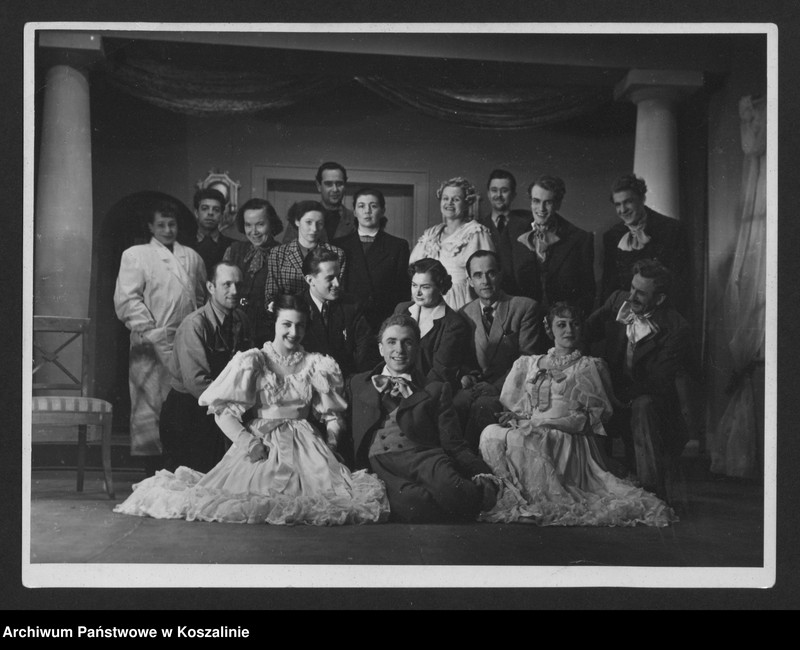 image.from.unit.number "„Śluby panieńskie”, Aleksander Fredro, reżyseria Irena Górska, scenografia Feliks Krassowski. Premiera 16 I 1954 roku."