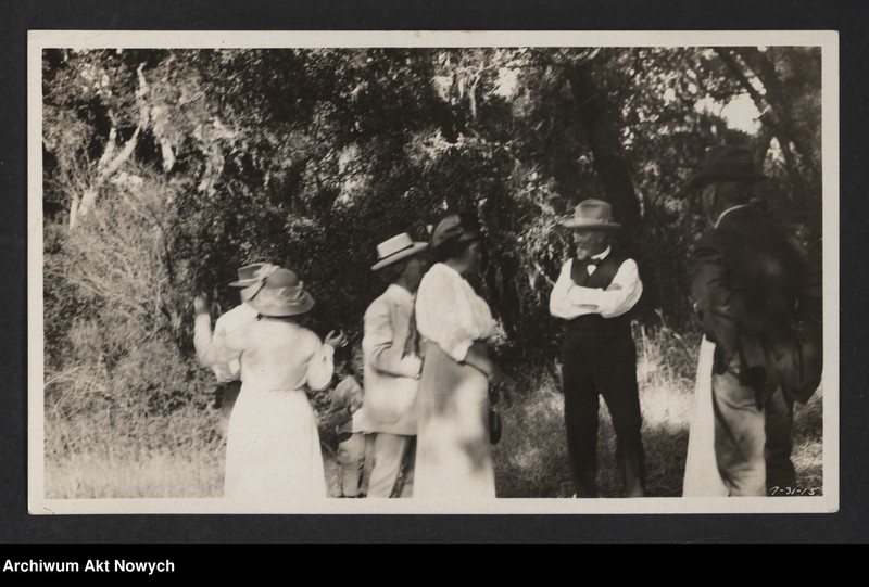 image.from.unit.number "I. J. Paderewski i H. Paderewska w otoczeniu przyjaciół i znajomych. Fotografie; brak fot. nr 6-7,9,11"
