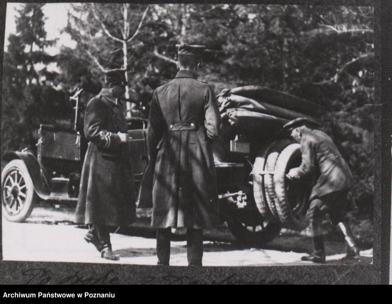 Obraz 5 z jednostki "Generał Józef Dowbór - Muśnicki podczas zaprzysiężenia Straży Ludowej na Placu Wolności w Poznaniu."