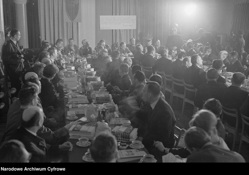 image.from.unit.number "Spotkanie kombatantów II wojny światowej - uczestników szturmu na Berlin - z kierownictwem Ministerstwa Obrony Narodowej w redakcji "Żołnierza Wolności" oraz w siedzibie Związku Bojowników o Wolność i Demokrację w Warszawie "