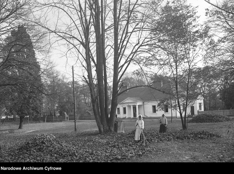 image.from.unit.number "Fragment parku i dworek "Belweder" w Chmielowie"