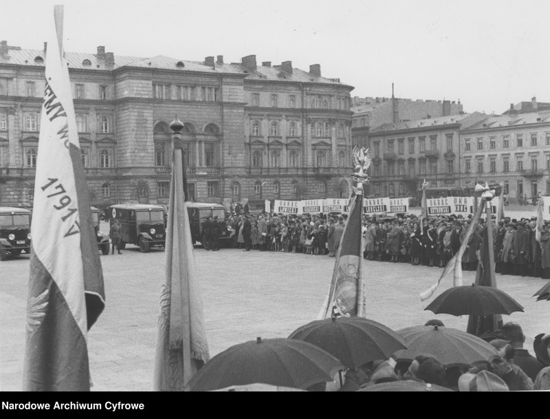 Obraz 3 z jednostki "Przekazanie wojsku 13 samochodów ufundowanego przez Związek Spółdzielni Spożywców RP "Społem" w Warszawie"