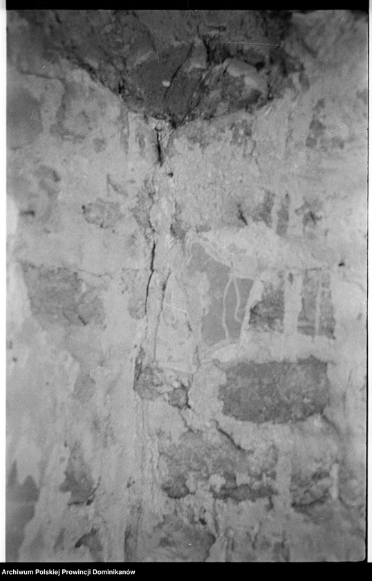 image.from.unit.number "Kraków, klasztor Ojców Dominikanów, obecna siłownia studentatu; obecne pomieszczenie gospodarcze na parterze północnego ramienia III wirydarza („slumsy” nr 11); podwórze przykuchenne; podwórze przy furcie. Kraków, kamienica przy ul. Stolarskiej 6, cela zakonna „slumsy” nr 13"