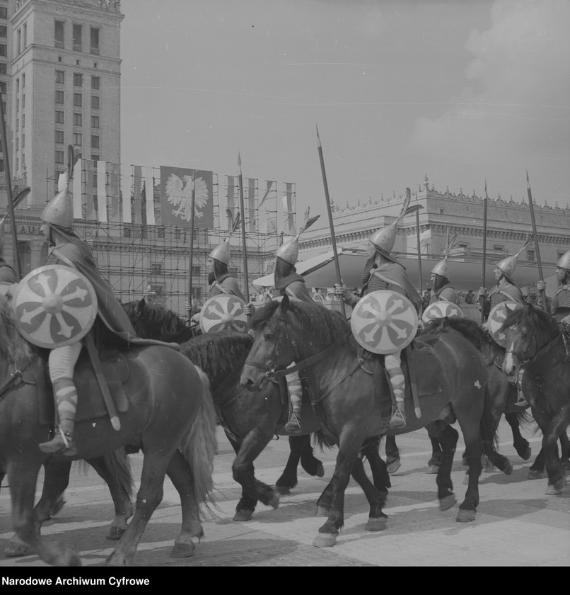 image.from.unit.number "Defilada Tysiąclecia Państwa Polskiego podczas Narodowego Święta Odrodzenia Polski (22 lipca) na pl. Defilad w Warszawie"