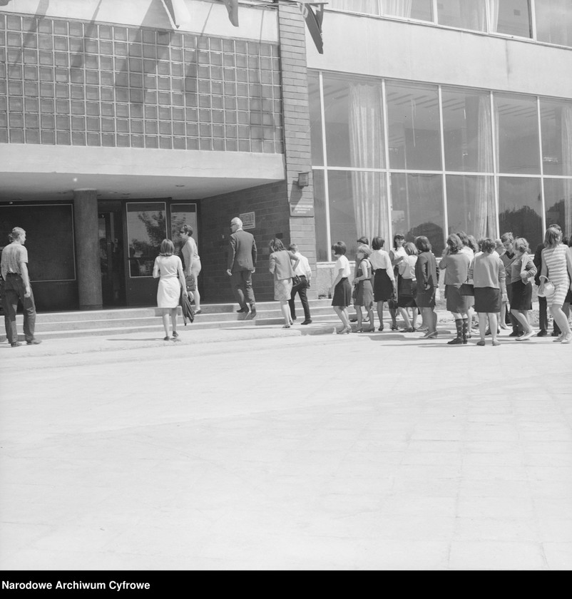 image.from.unit.number "Cudzoziemcy zwiedzający Warszawę"