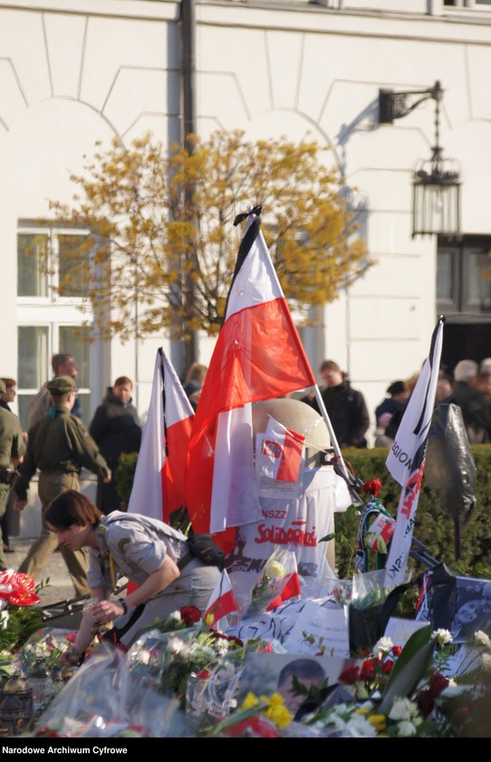 image.from.unit.number "Szósty dzień żałoby narodowej w Warszawie po katastrofie lotniczej w Smoleńsku"