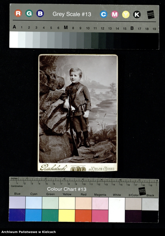 image.from.unit.number "Jan Daszewski /w wieku czterech lat w mundurze leśniczego/"