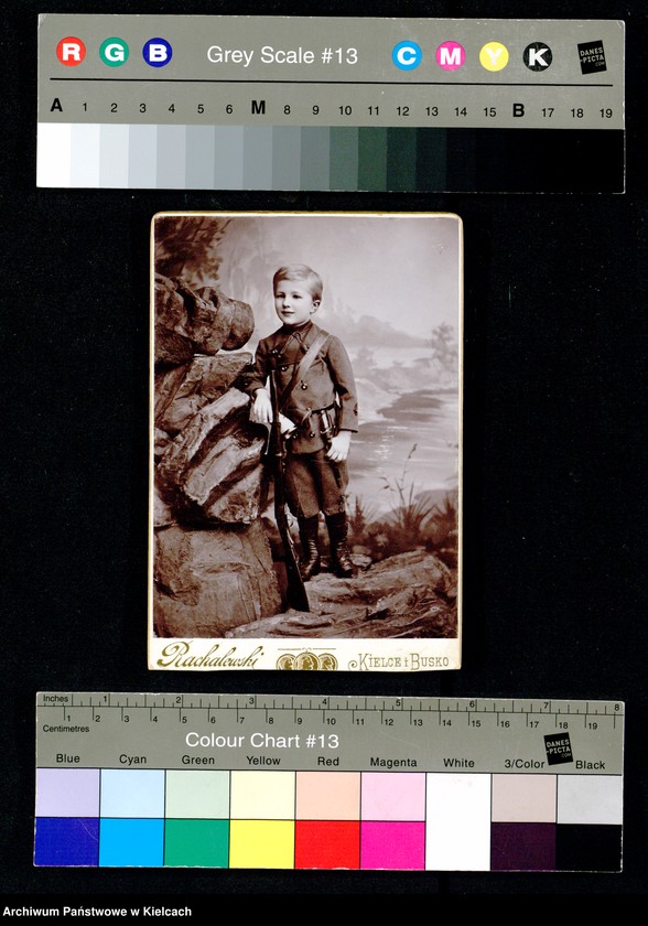 image.from.unit.number "Jan Daszewski /w wieku czterech lat w mundurze leśniczego/"