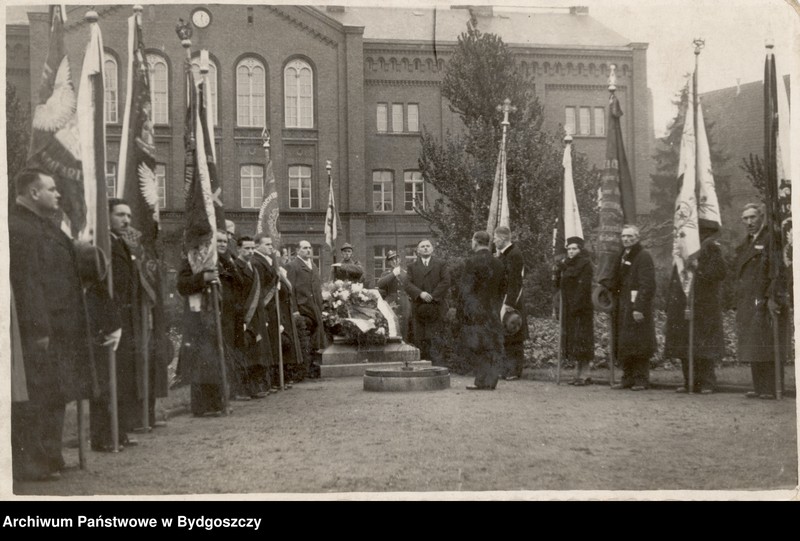 image.from.unit.number "Pochód rzemieślników ulicami centrum Bydgoszczy z okazji Zjazdu Rzemiosła Pomorskiego w dniu 30.10.1938 r. w Bydgoszczy - Pomnik Nieznanego Żołnierza"