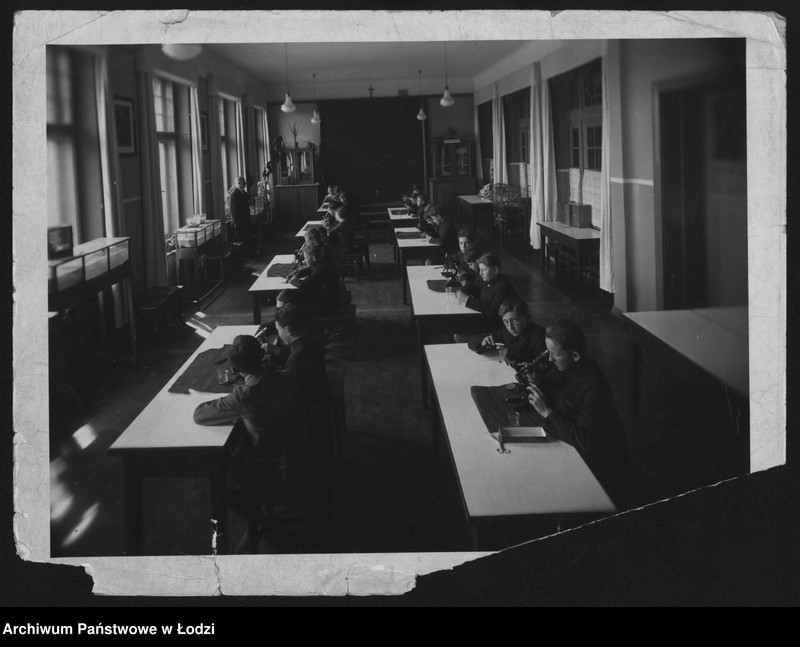 Obraz 2 z jednostki "[Uczniowie wraz z nauczycielem na lekcji biologii]"