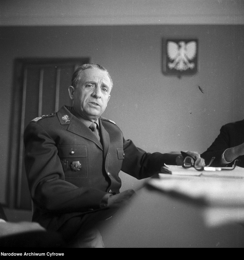 image.from.unit.number "Marian Spychalski"