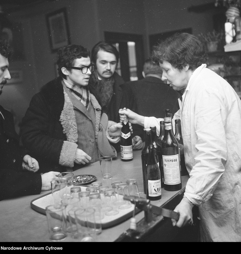 image.from.unit.number "Winiarnia „U Hopfera” w Warszawie przy ul. Krakowskie Przedmieście 53"