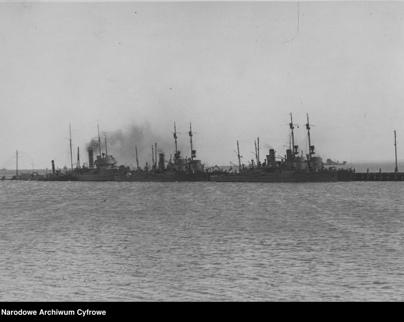 image.from.unit.number "Port Marynarki Wojennej w Gdyni - okręty wojenne w porcie"