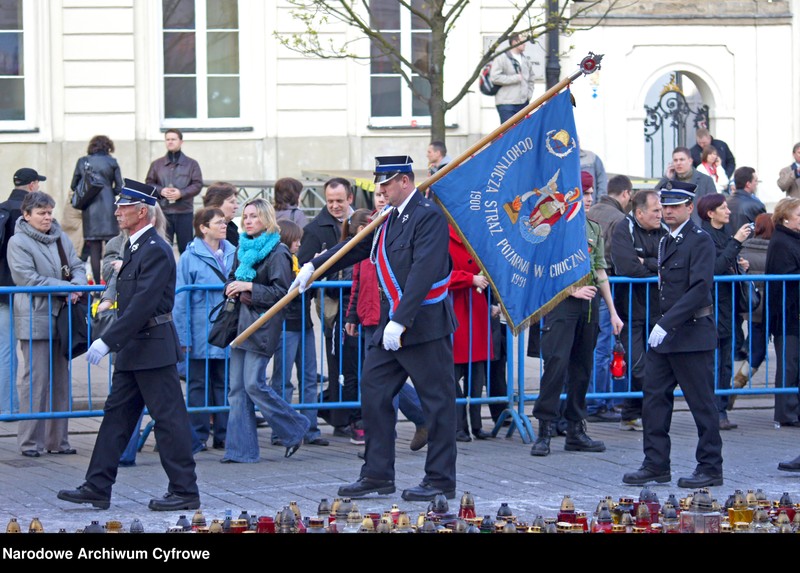 image.from.unit.number "Szósty dzień żałoby narodowej w Warszawie po katastrofie lotniczej w Smoleńsku"