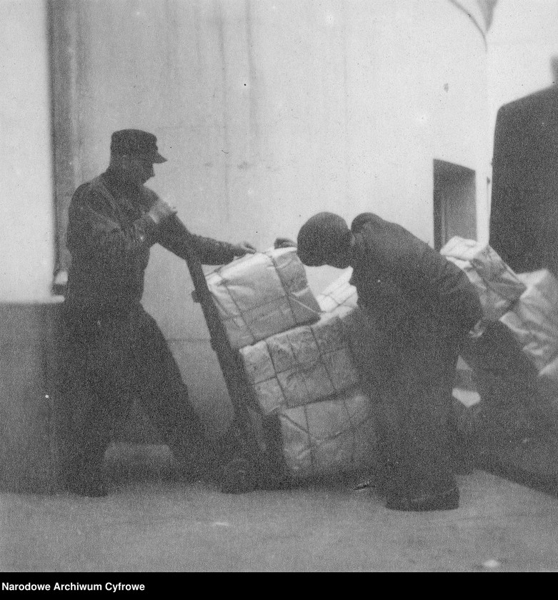 image.from.unit.number "Wystawa w księgarni Państwowych Zakładów Wydawnictw Szkolnych w Warszawie"