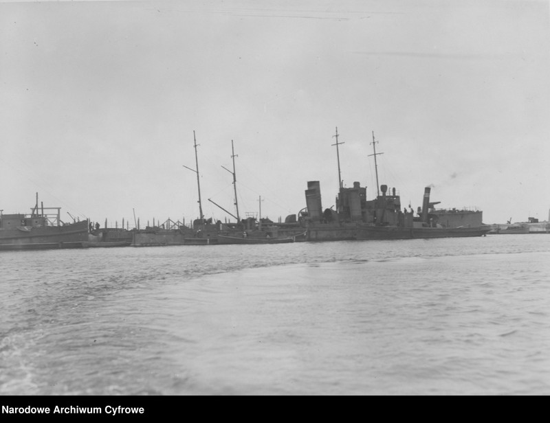 image.from.unit.number "Port Marynarki Wojennej w Gdyni - okręty wojenne w porcie"